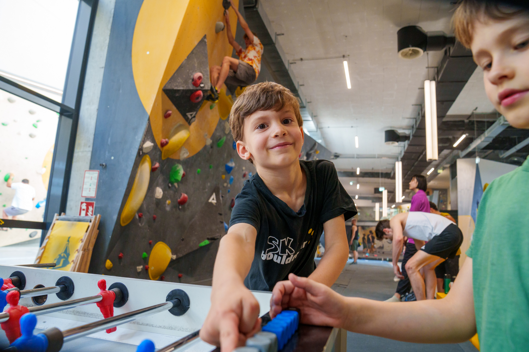 Boulder Kinder spielen nach Training Tischfußball