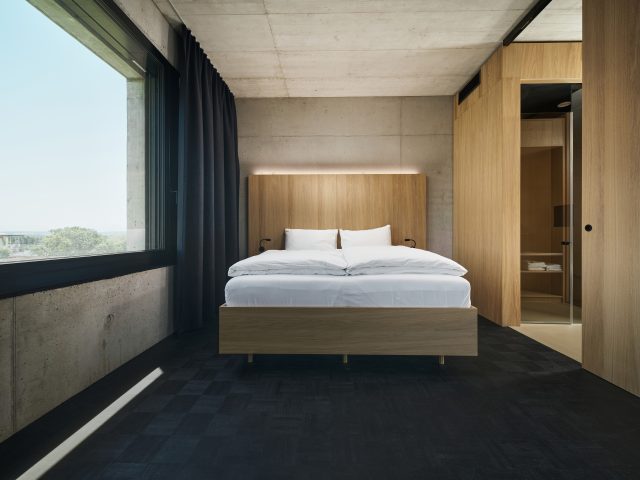 boulderbar Hotel Hotelzimmer mit Bett und Blick ins Bad