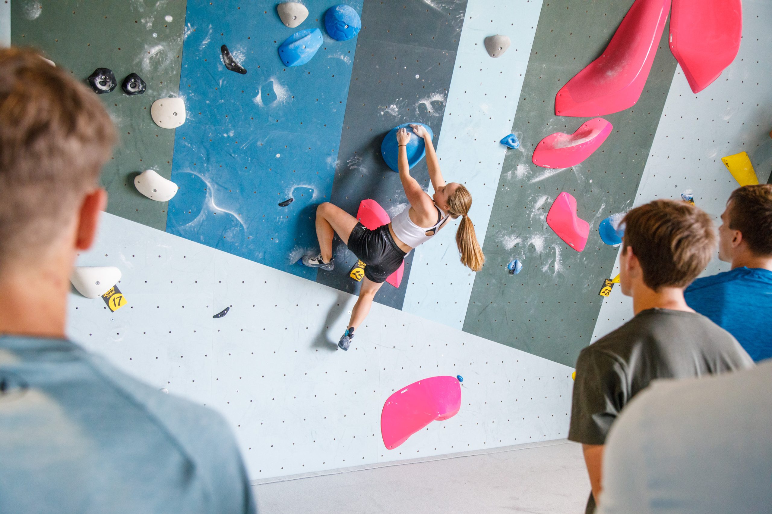 Kletternde Frau bei Boulderbewerb in der boulderbar Linz