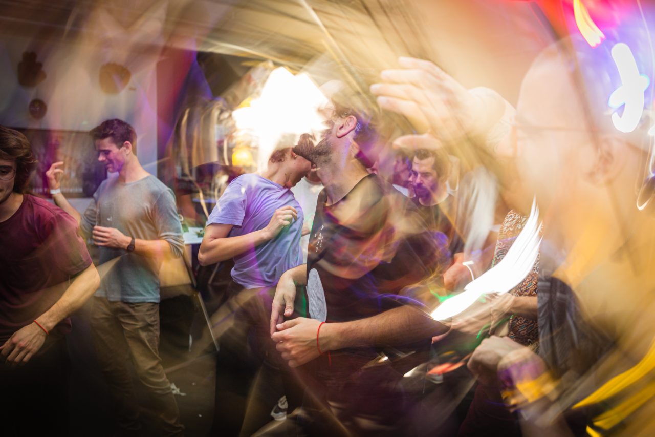 Tanzende Personen mit Foto-Lichteffekten