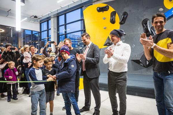 Eroeffnungs Zeremonie mit Community und applaudierenden Menschen boulderbar Hauptbahnhof