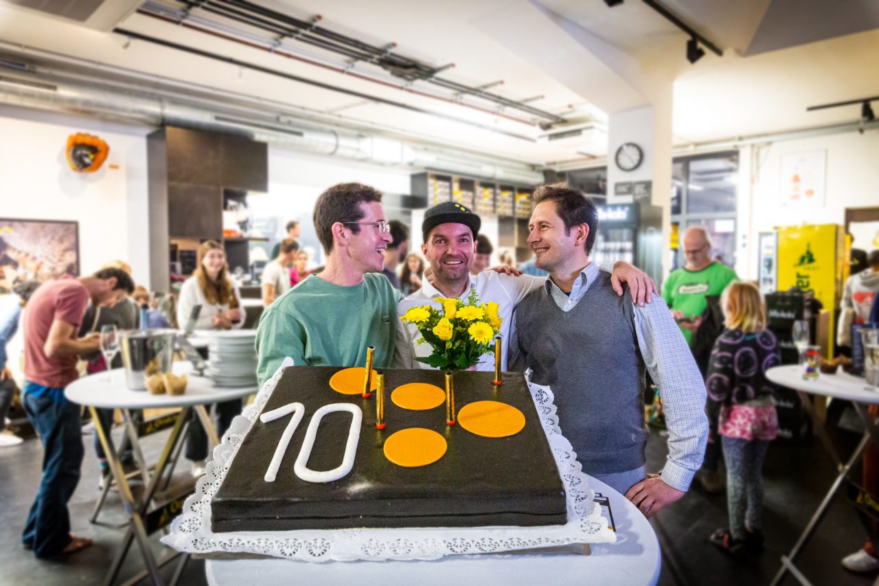 10 Jahresfeier Kuchen boulderbar mit drei Maennern