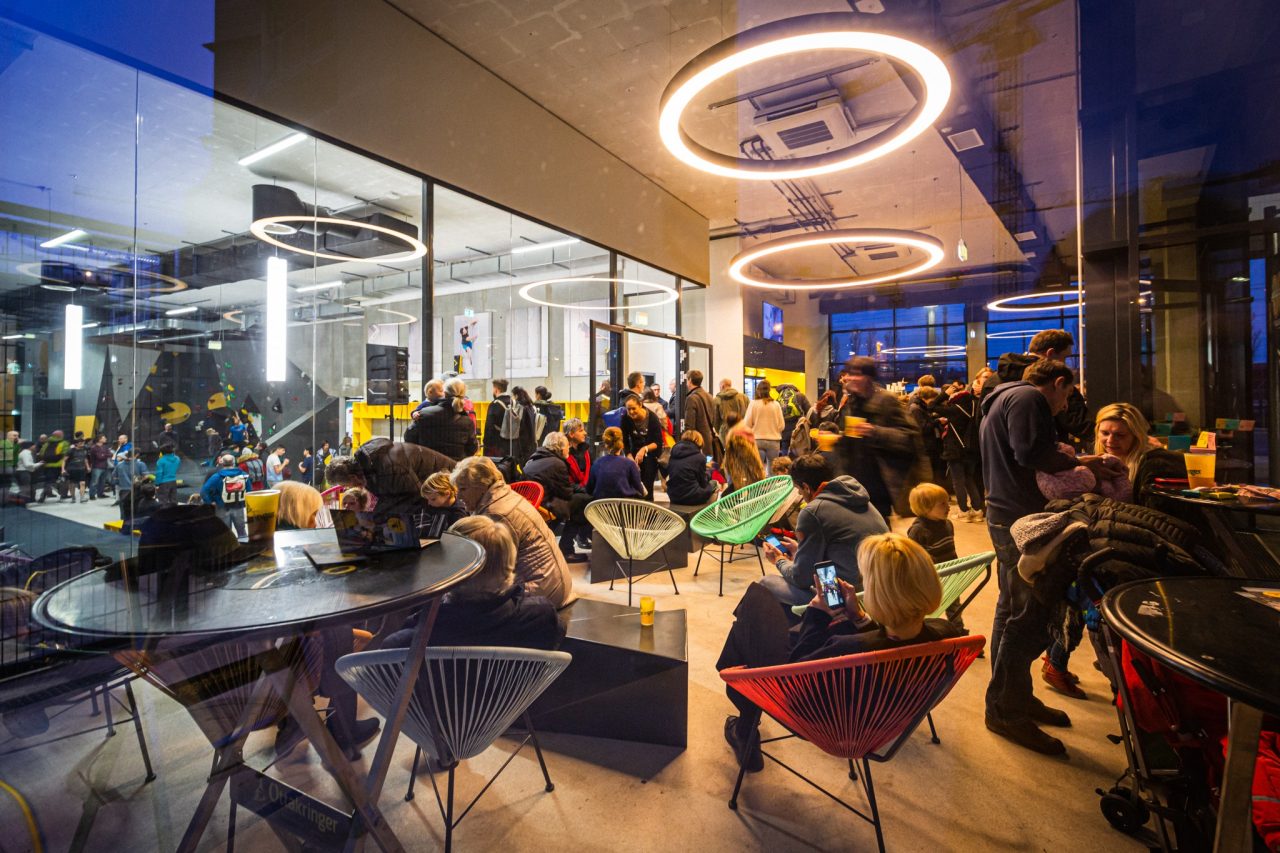 Viele Menschen im Gastrobereich boulderbar Hauptbahnhof