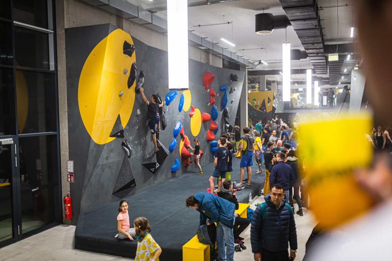 Kletternde Menschen Event Hauptbahnhof