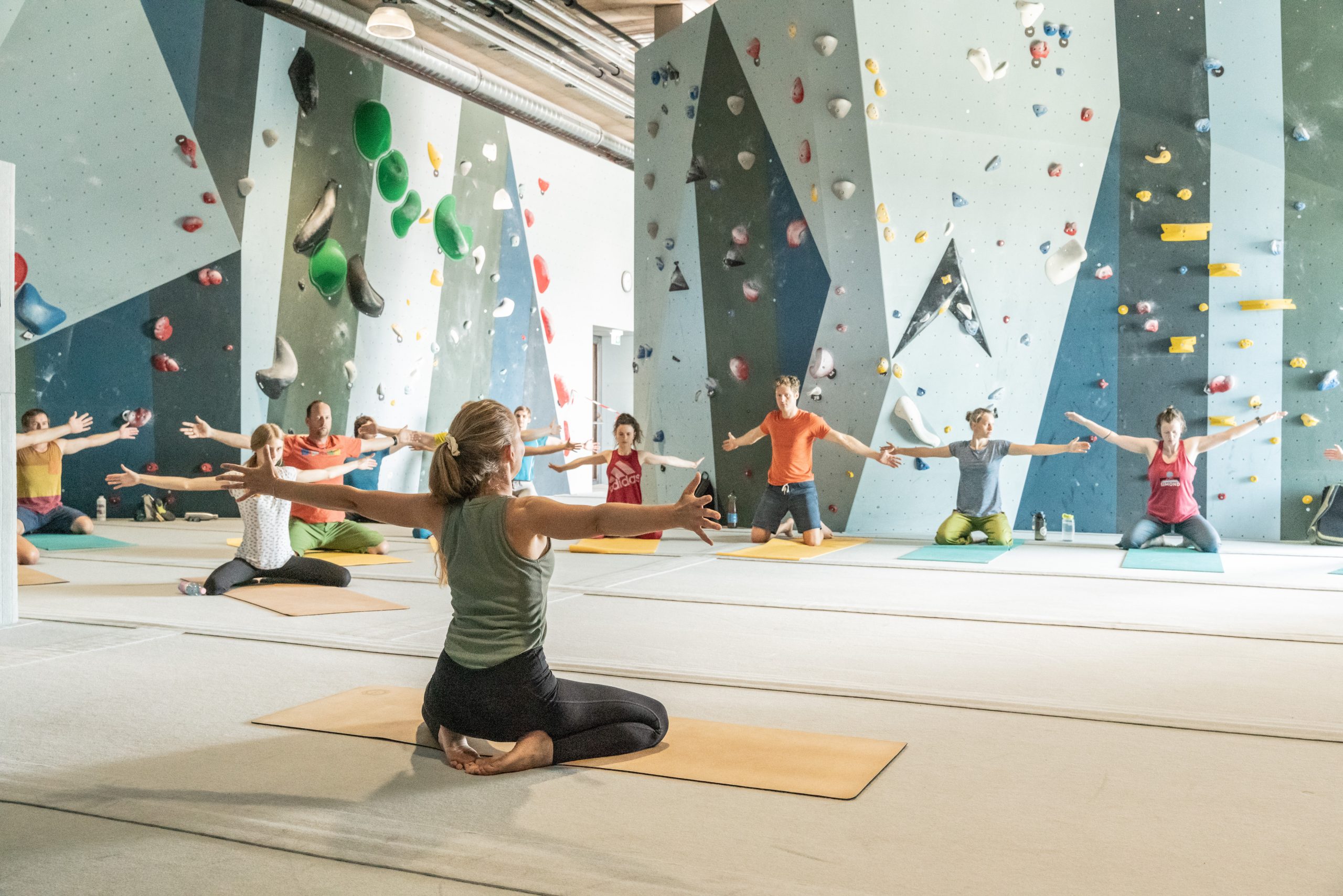 Menschen die Yoga machen in der Kletterhalle