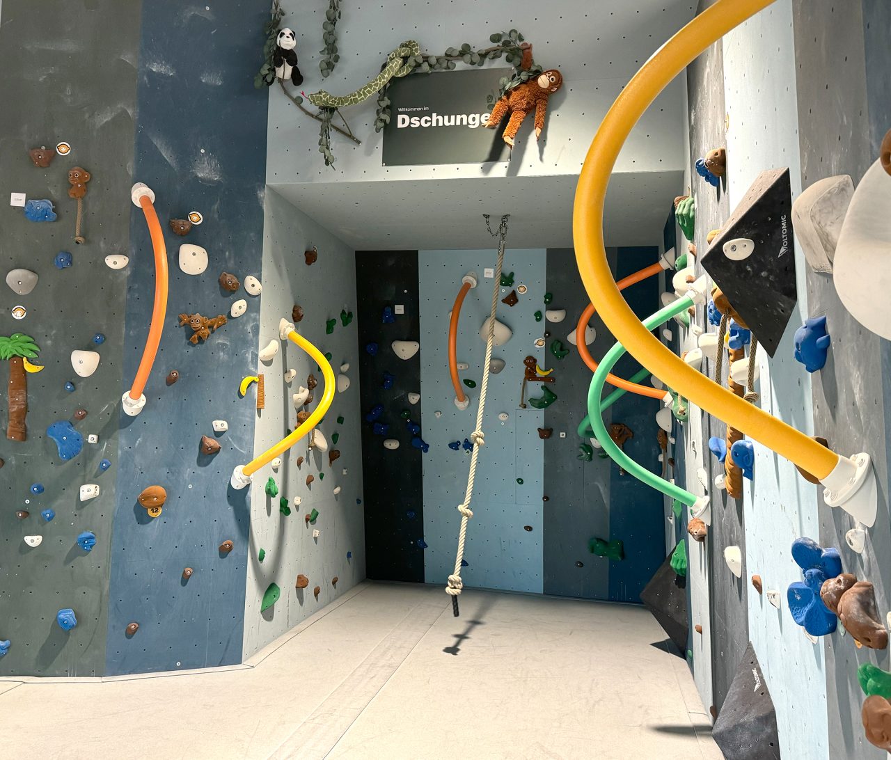 Kinderbereich boulderbar Linz mit Thema Dschungel und vielen Kletterrouten und Boulder