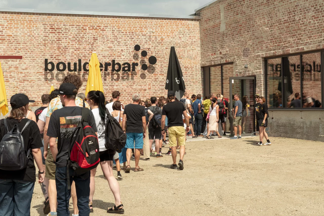 Warteschlange vor der Eröffnung boulderbar Sankt Pölten